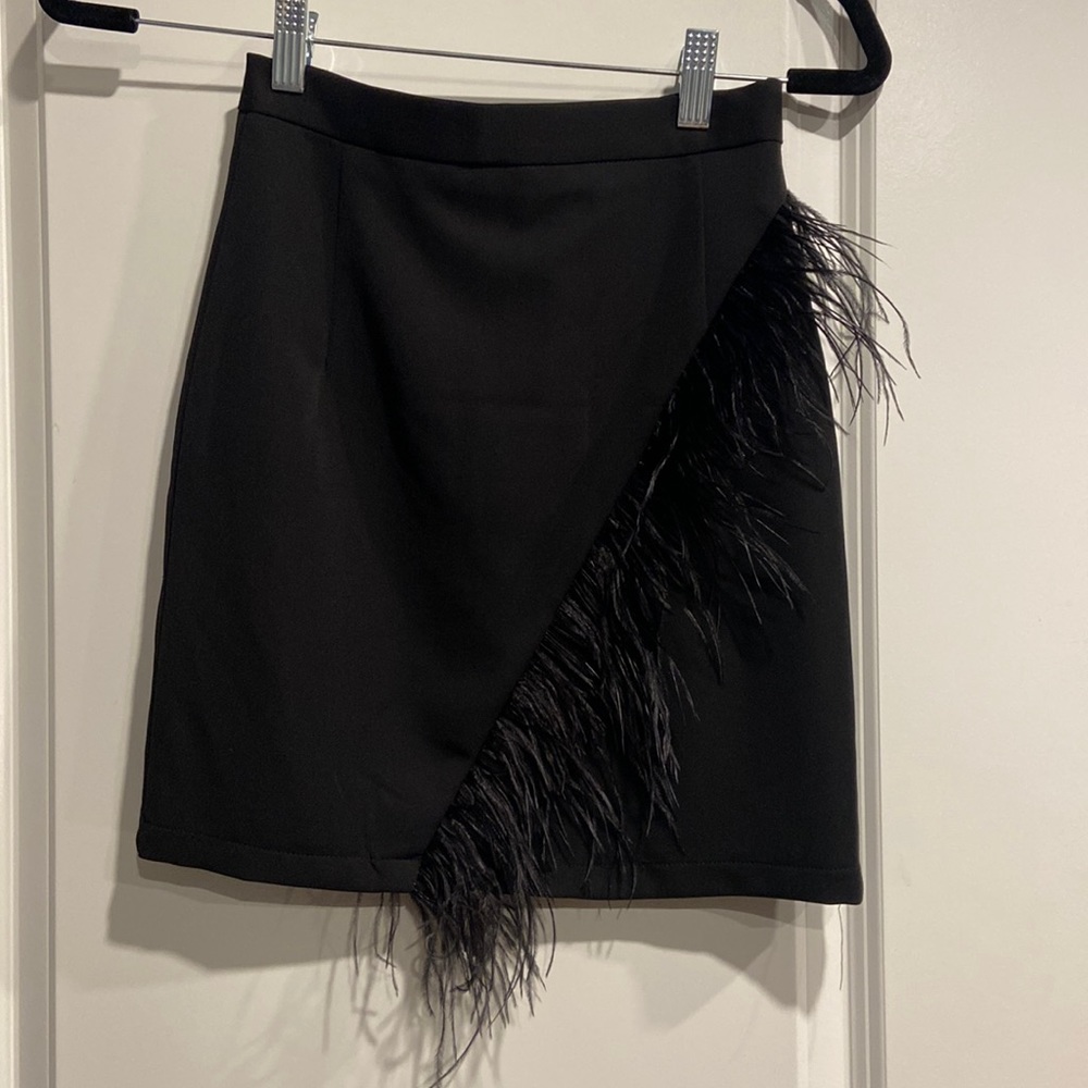 Black skirt with feathers.